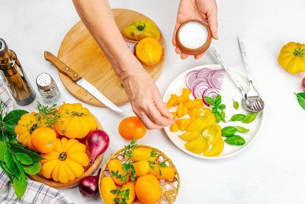 Kolacja przygotowywana w przytulnej kuchni